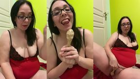 video gratuite numero 196 :grosse cochonne s’amuse avec un objet tres...