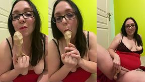 video gratuite numero 196 :grosse cochonne s’amuse avec un objet tres...