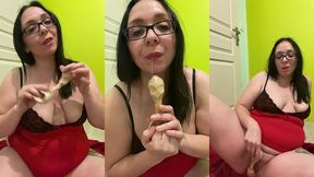 video gratuite numero 196 :grosse cochonne s’amuse avec un objet tres...