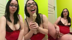 video gratuite numero 196 :grosse cochonne s’amuse avec un objet tres...