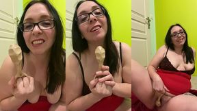 video gratuite numero 196 :grosse cochonne s’amuse avec un objet tres...