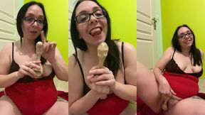 video gratuite numero 196 :grosse cochonne s’amuse avec un objet tres...