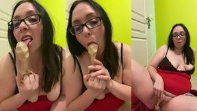 video gratuite numero 196 :grosse cochonne s’amuse avec un objet tres...