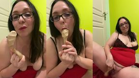 video gratuite numero 196 :grosse cochonne s’amuse avec un objet tres...