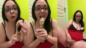 video gratuite numero 196 :grosse cochonne s’amuse avec un objet tres...