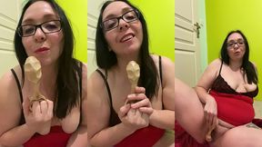 video gratuite numero 196 :grosse cochonne s’amuse avec un objet tres...