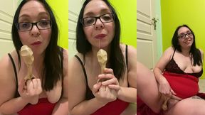 video gratuite numero 196 :grosse cochonne s’amuse avec un objet tres...