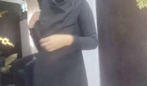 Real Horny Amateur Arab Wife Squirting On Her Niqab Masturba