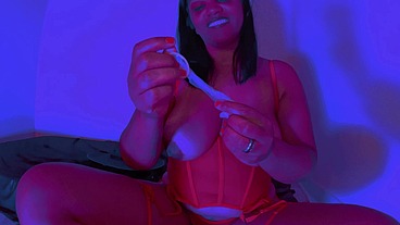 A bruxinha cheia de tesão fez magia erotica para fuder seu bucetão