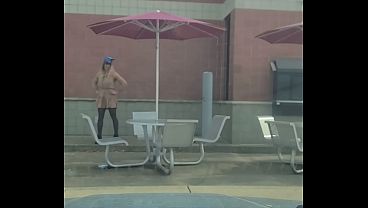 Travesti caminando en la calle