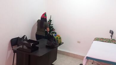 SHAMELESS NURSE RECORDS HERSELF CELEBRATING SEXY CHRISTMAS AT WORK.