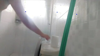 Suihkussa kiinni jäänyt: Brasilialainen kypsä amatööri silittää hänen valtavaa kulliaan ennen kuin villi perse hakkaa