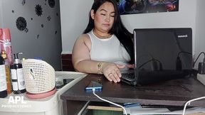 llego a mi oficina y le doy un rico masaje a mi companera y me la termino follando en la oficina - historia completa