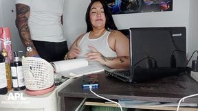 llego a mi oficina y le doy un rico masaje a mi companera y me la termino follando en la oficina - historia completa