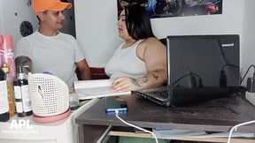 llego a mi oficina y le doy un rico masaje a mi companera y me la termino follando en la oficina - historia completa