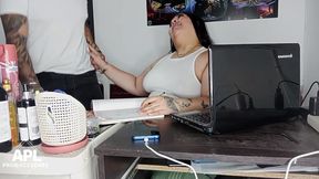 llego a mi oficina y le doy un rico masaje a mi companera y me la termino follando en la oficina - historia completa