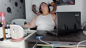 llego a mi oficina y le doy un rico masaje a mi companera y me la termino follando en la oficina - historia completa