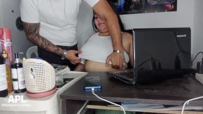 llego a mi oficina y le doy un rico masaje a mi companera y me la termino follando en la oficina - historia completa