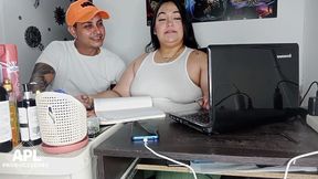 llego a mi oficina y le doy un rico masaje a mi companera y me la termino follando en la oficina - historia completa