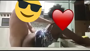Negra casada dando gostoso na cozinha