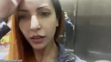 Ela queria era foder comigo, se exibindo no elevador me chamou para foder no seu apto. Melissa Lisboa