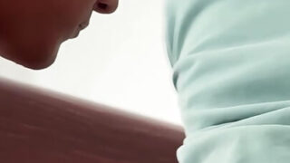 Büyük penisli amatör eşcinsel çift, derin boğaz ve sert anal seksle baskın bir performans sergiliyor.