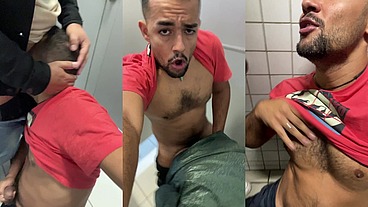 Na madrugada fudendo com machos no banheiro da estação de trem, esses machos só querem gozar e ir embora.
