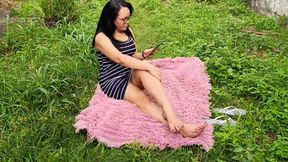 Alicia scratching her feet when she was on a park day (2)