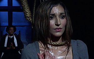 Jury double penetrate brunette witch