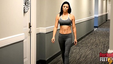 Sexy Feet Sarah Brooke Makes Her Personal Trainer Explode Hard!