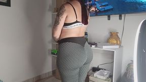 Another part of farting wet and disgusting in leggings