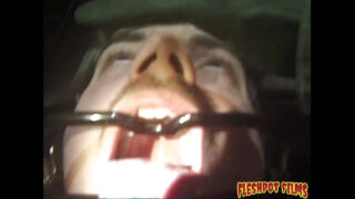 Il giovane e peloso Leo Rex viene martellato duramente in un selvaggio gangbang anale vintage