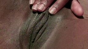 Ebony Sch&ouml;nheit reibt ihre Muschi im Garten