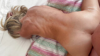 Cara penetra a bunda da vadia até ela gozar muito no ânus