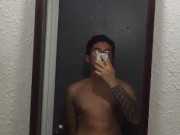 Verga grande en frente del espejo de baño público no consiguió erección después de venirse dos veces