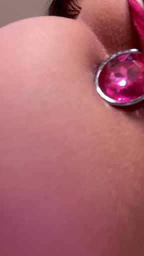 Amateur onlyfan shows off her ass