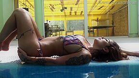 Heidi Van Horny big tits and ass underwater