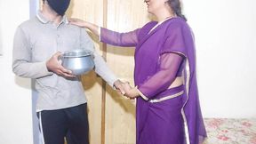 Pakistani Hot MILF the Milkman for Hard Sex and Milkman Had Great Sex Hindi Audio
