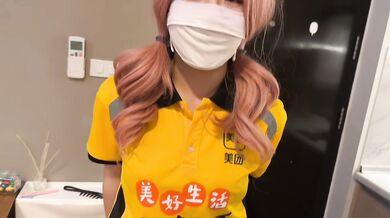 女大学生勤工俭学送外卖，不小心打翻客人东西只能肉偿来弥补了