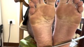 POV UNDER MY TABLE - PLAYING FiFa