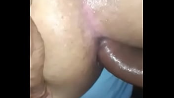 Fudendo o cu do travesti