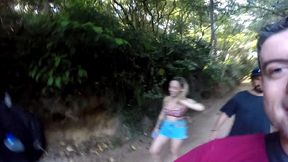 fazendo uma trilha para curtir em meio a natureza