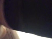 Petite brunette utilise son gros gode