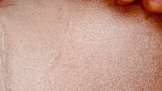 Solofilmpje van een amateur Indiase lesbische prostituee die zichzelf bevredigt.