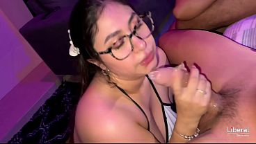 JOVENCITA TETONA INVITA A UN CUARTETO A SU AMIGA MIENTRAS SUS ESPOSOS OBSERVAN