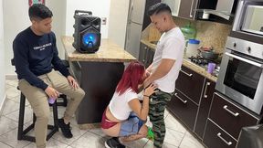 bailando regueton con la novia de mi amigo y le froto mi polla en su culo al frente de el ntr netorare