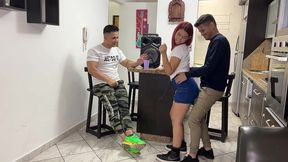 bailando regueton con la novia de mi amigo y le froto mi polla en su culo al frente de el ntr netorare