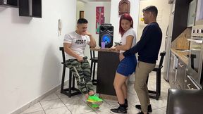 bailando regueton con la novia de mi amigo y le froto mi polla en su culo al frente de el ntr netorare