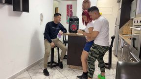 bailando regueton con la novia de mi amigo y le froto mi polla en su culo al frente de el ntr netorare