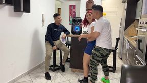 bailando regueton con la novia de mi amigo y le froto mi polla en su culo al frente de el ntr netorare